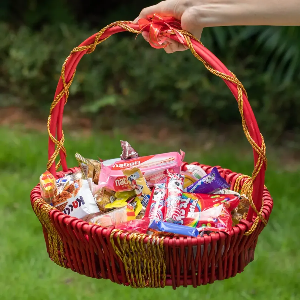 Wickerwise Hand Woven Basket, Wicker Basket - Perfect Storage Basket, Garden Party Decoration or Picnic basket - Gift Basket for Thanksgiving, House Warming, Wedding, Valentine's Day and Birthday