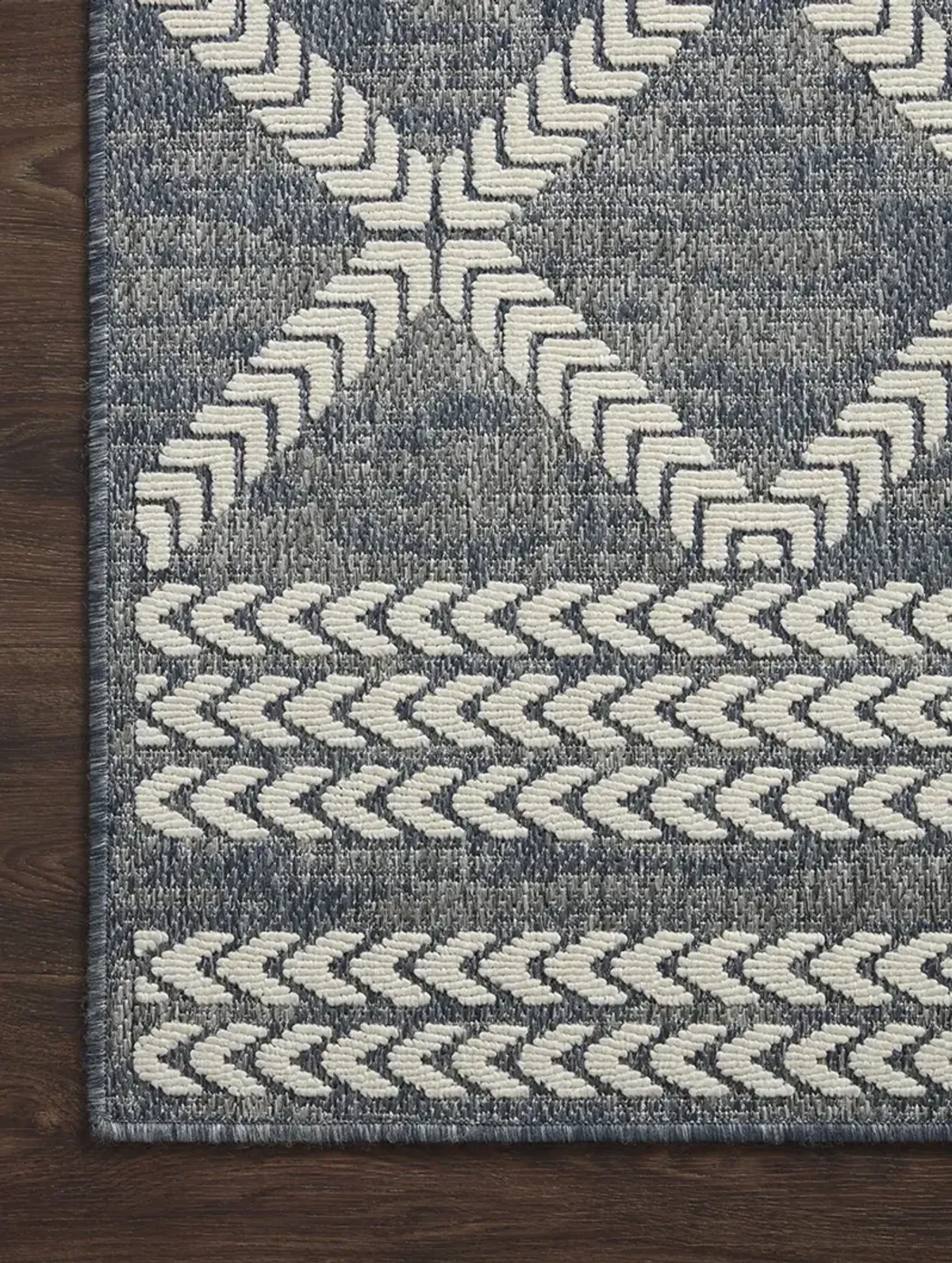 Rainier RAI05 Denim/Ivory 5'3" x 7'7" Rug