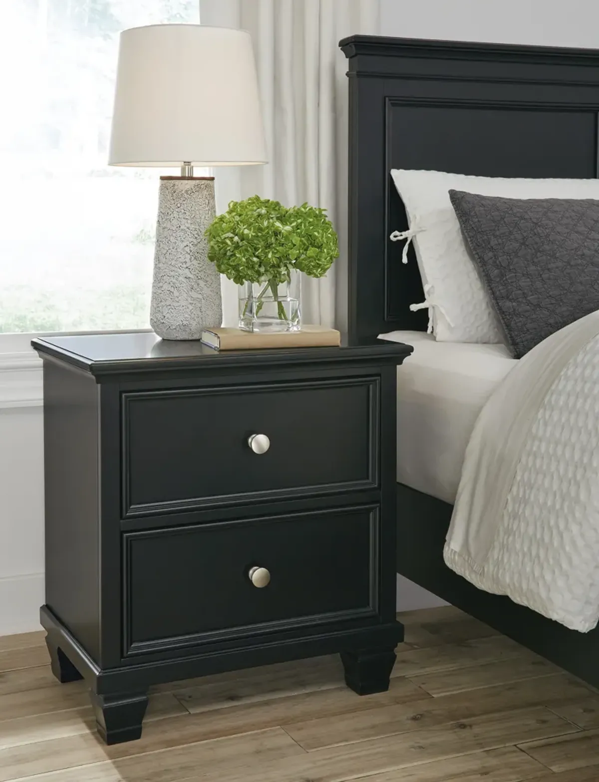 Lanolee Black Nightstand