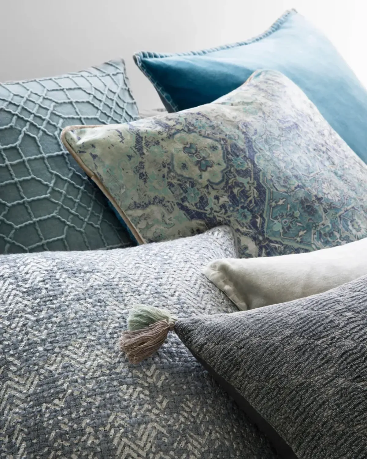 P0567 Grey 18"x18" Down Pillow