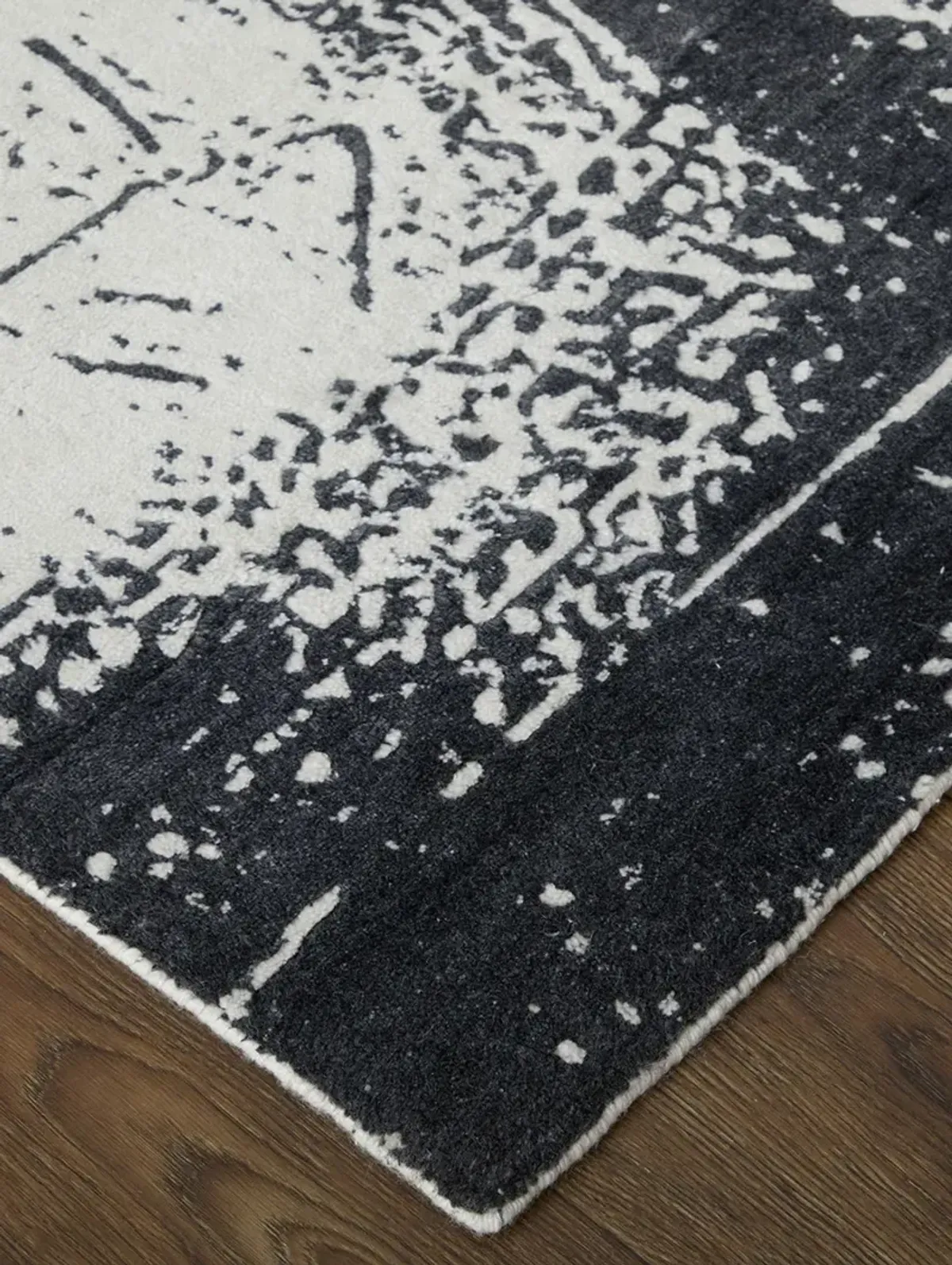 Coda 8927F 3'6" x 5'6" Black/White Rug