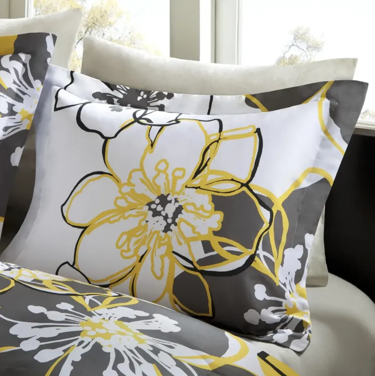 Gracie Mills Laszlo Vibrant Floral Comforter Set