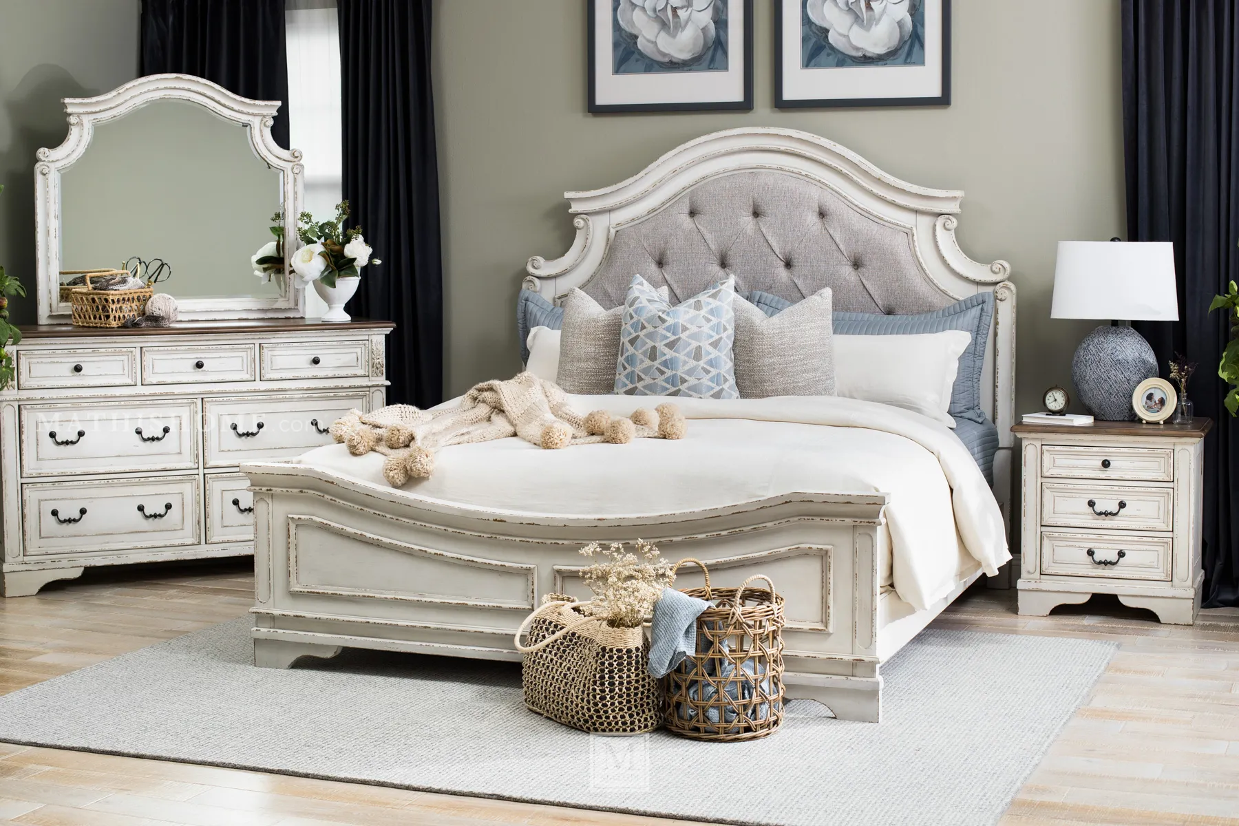 Realyn California King Panel Bed