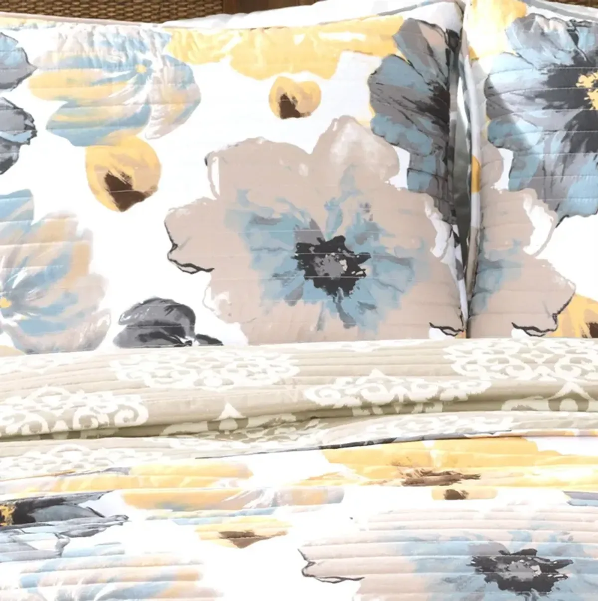 Floral Polyester Microfiber Quilt Set Lightweight Bedding for Everyday Comfort