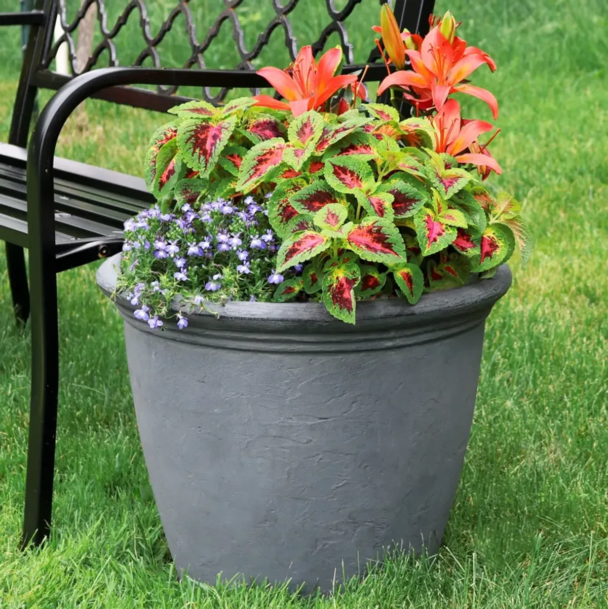 Sunnydaze 20 in Anjelica Polyresin Planter with UV-Resistance