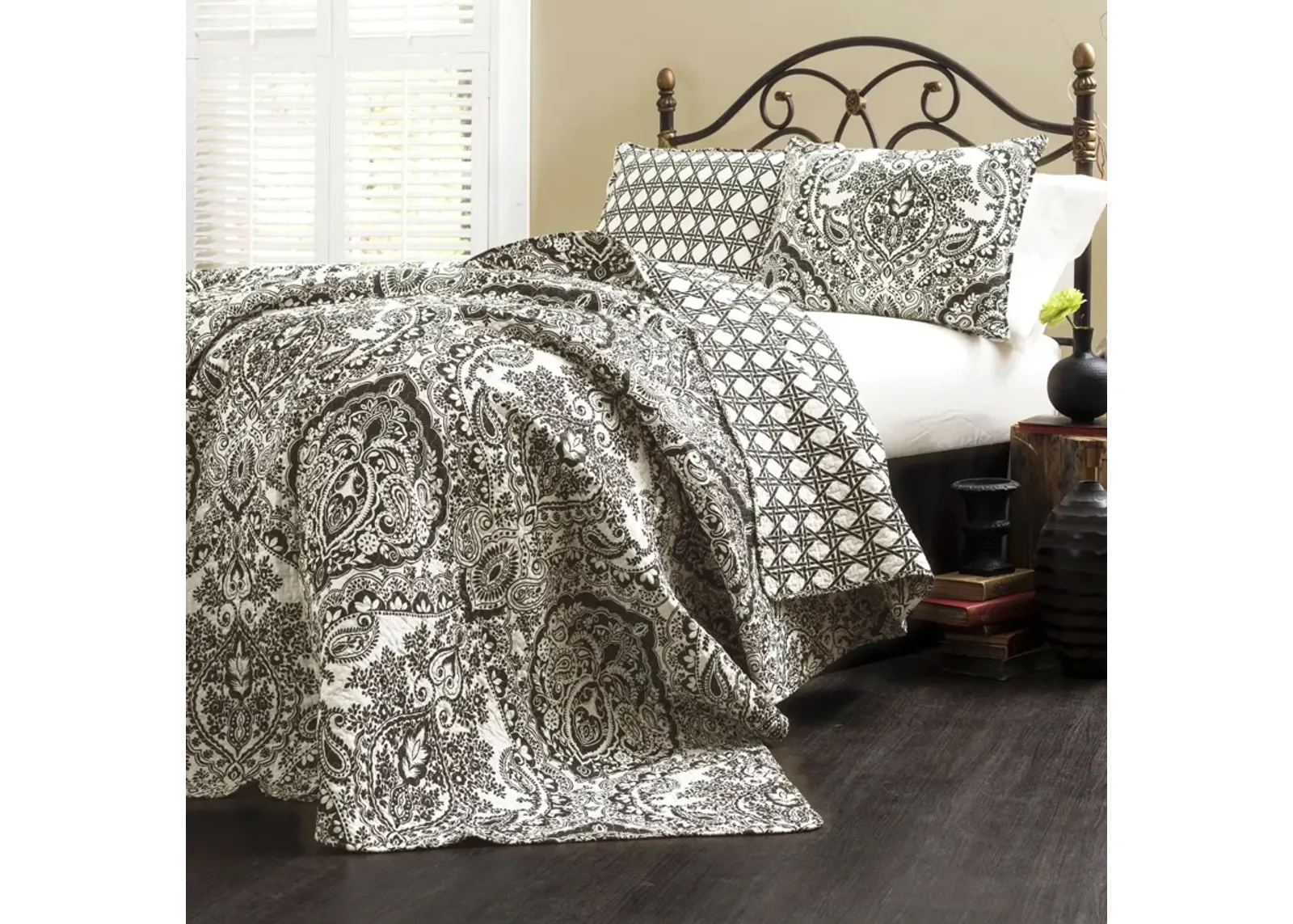 QuikFurn King size 3-Piece Cotton Quilt Set in Black White Paisley Damask