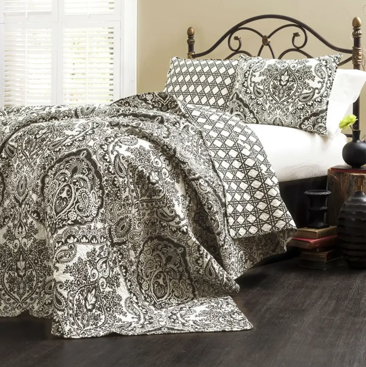 Hivvago King size 3-Piece Cotton Quilt Set in Black White Paisley Damask