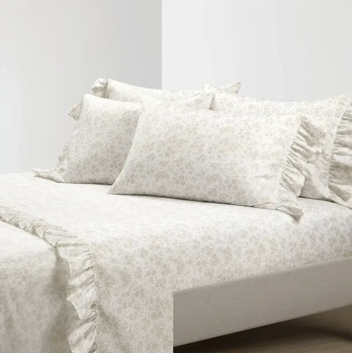 Polyester Ruffle Floral 6-Piece Sheet Set – Stylish and Comfortable Bedding for a Feminine Bedroom