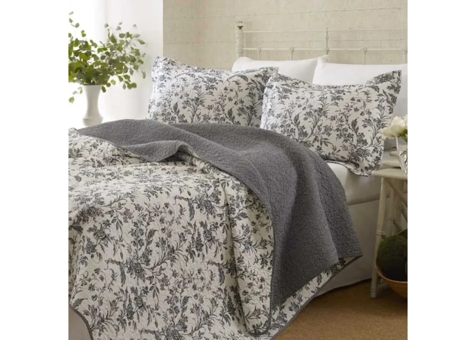 QuikFurn King size Cotton Blend 3-Piece Reversible Quilt Set in Grey White Floral Design