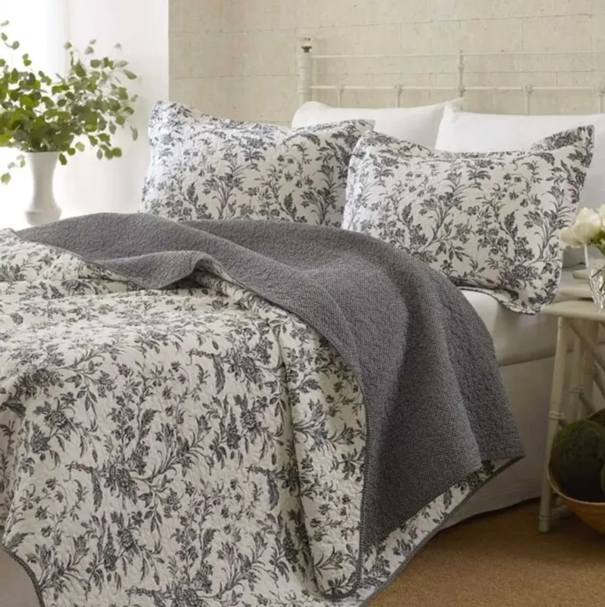 QuikFurn King size Cotton Blend 3-Piece Reversible Quilt Set in Grey White Floral Design