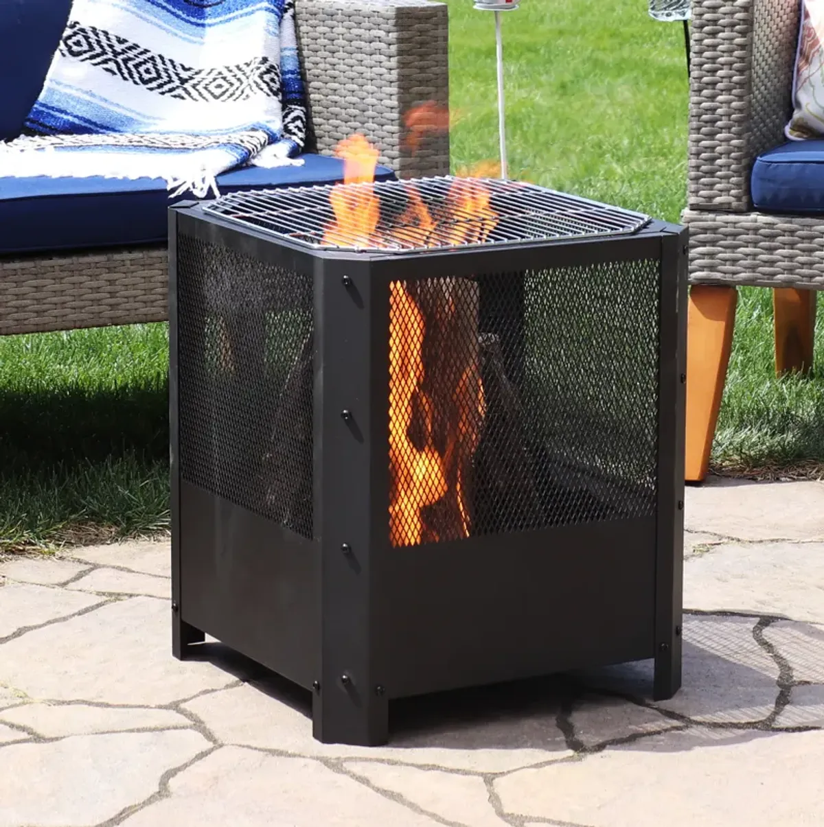 Sunnydaze 16 in Grelha Square Steel Fire Pit with Grilling Grate - Black