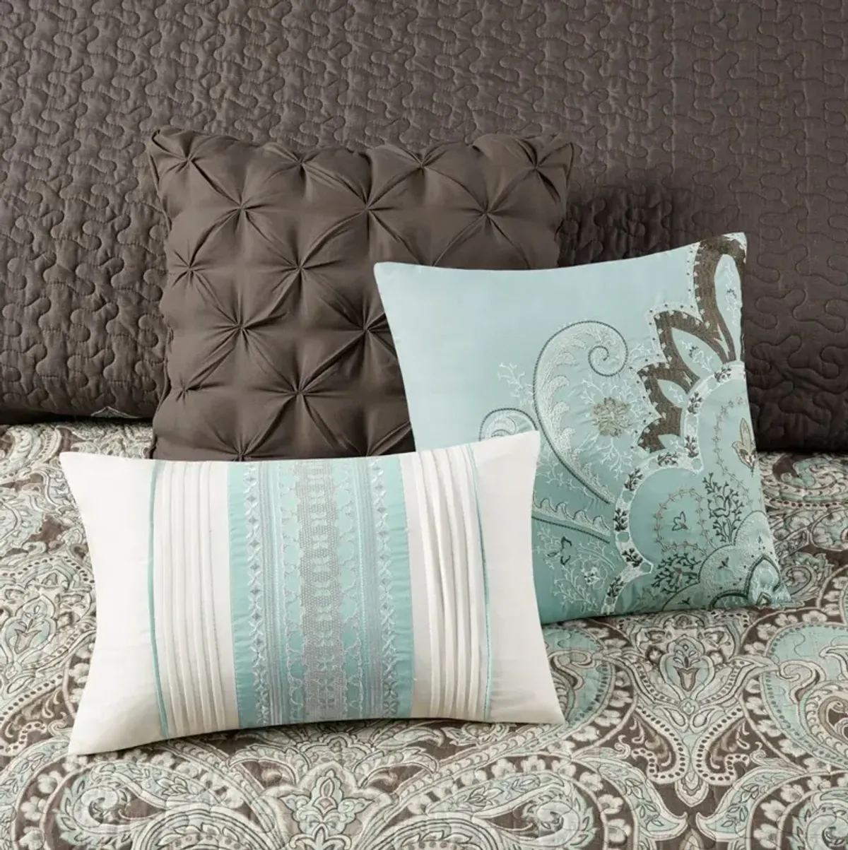 Gracie Mills Rickie 6-Piece Paisley Printed Quilt Set with Throw Pillows