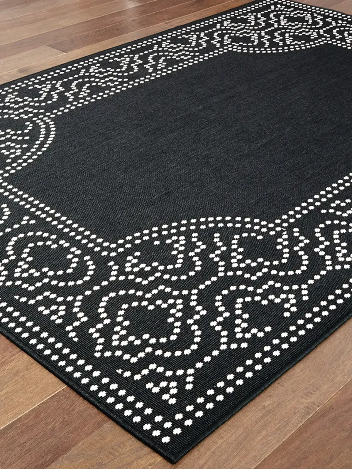 Marina 7'10" Black Rug