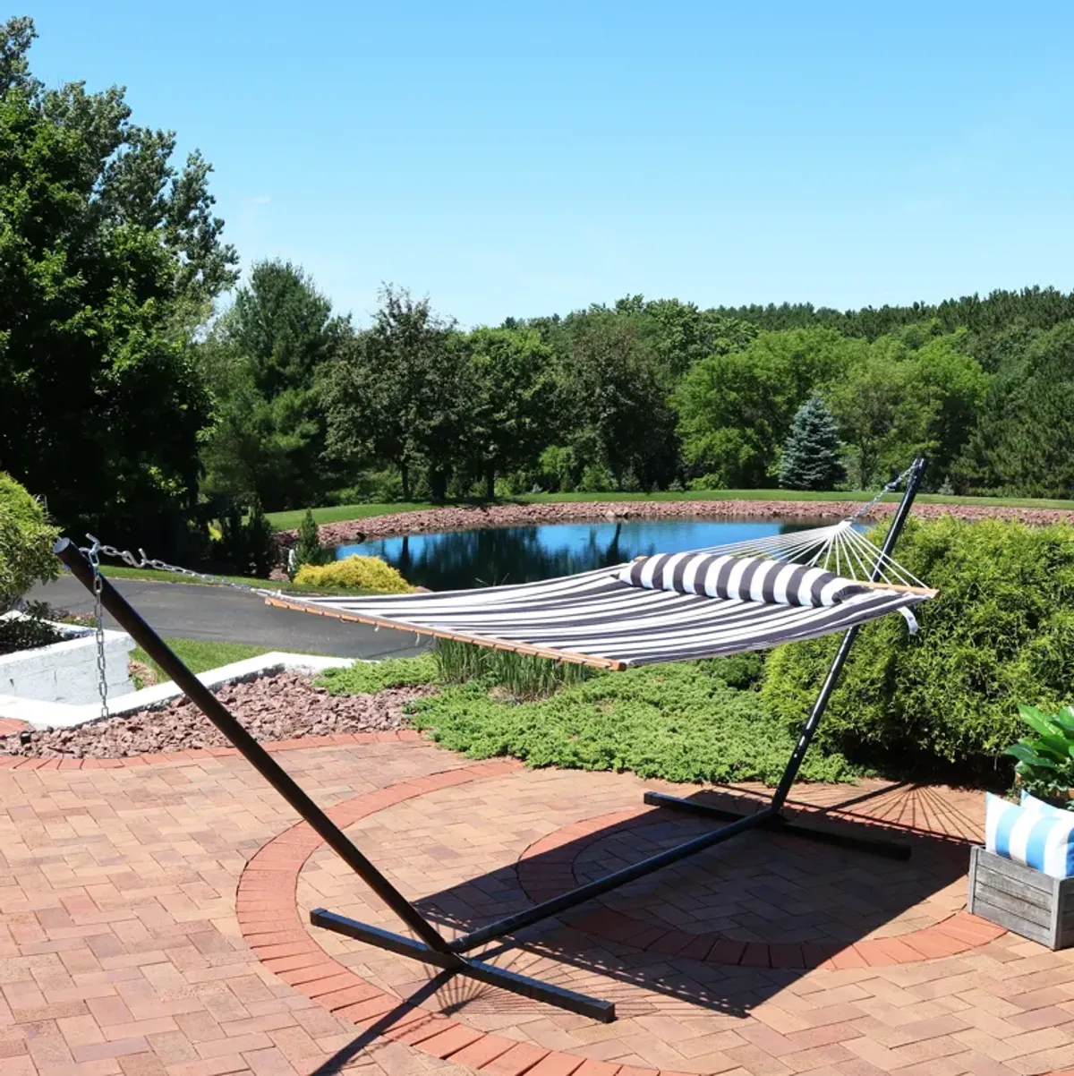 Sunnydaze 2-Person Quilted Fabric Hammock with Steel Stand