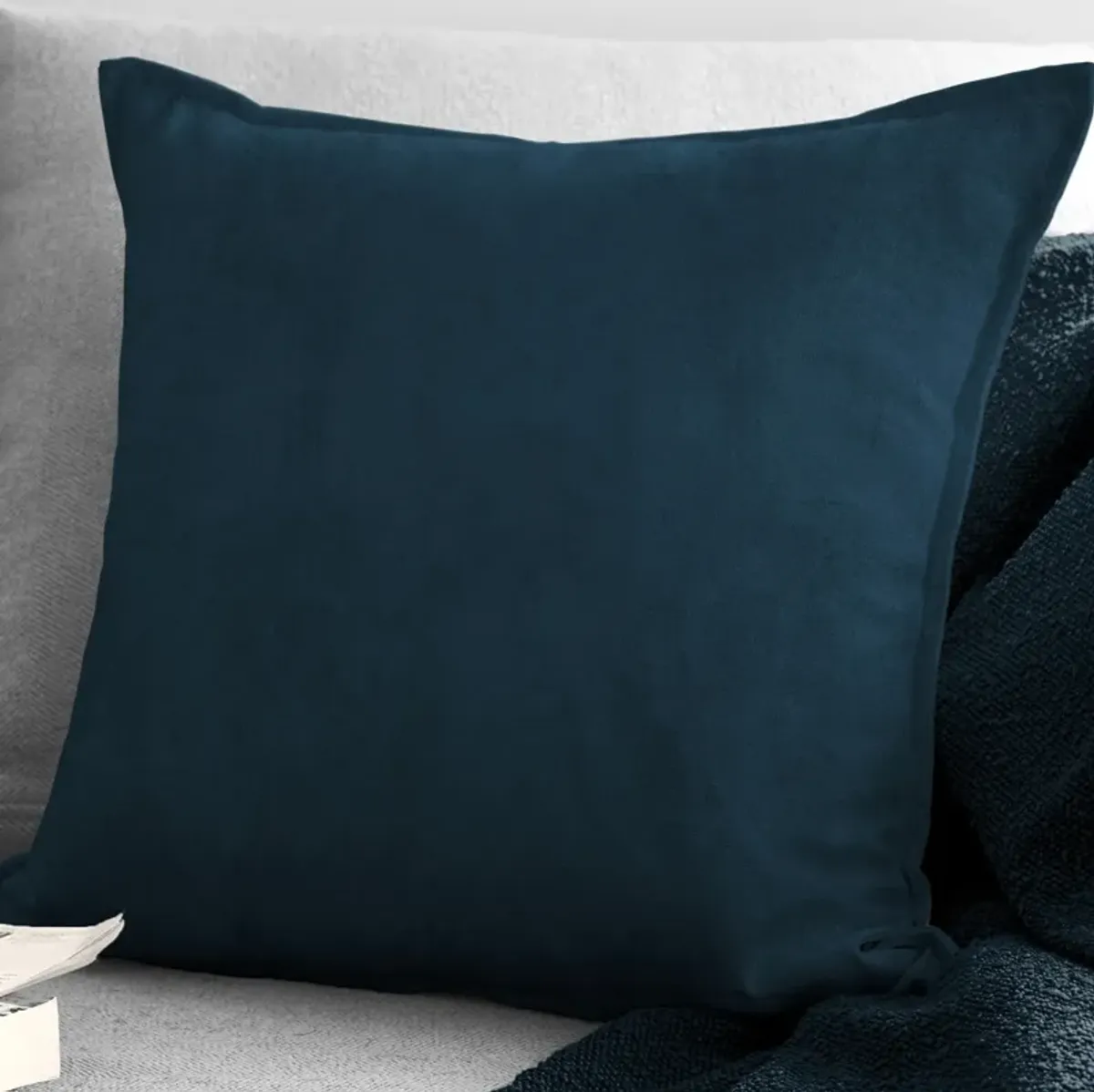 6ix Tailors Fine Linens Vanessa Navy Decorative Throw Pillows