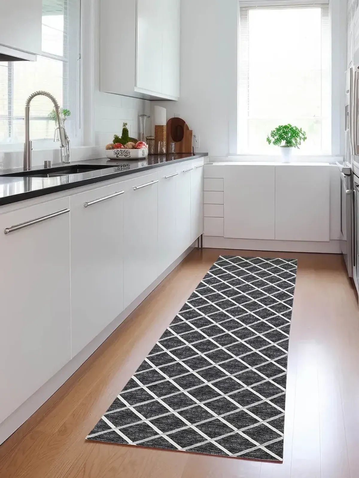 York YO1 Black 2'3" x 7'6" Rug