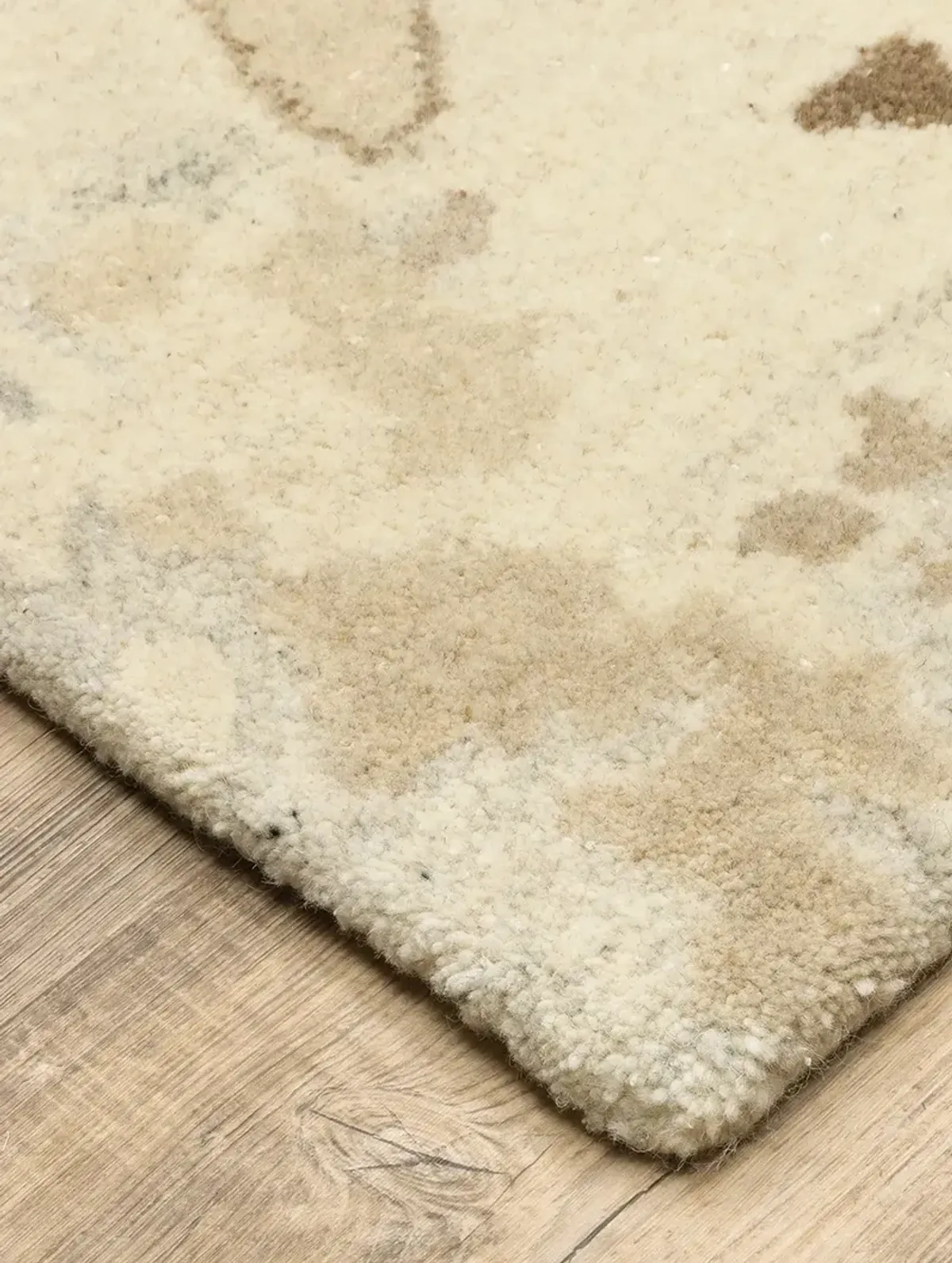 Anastasia 2'6" x 8' Beige Rug