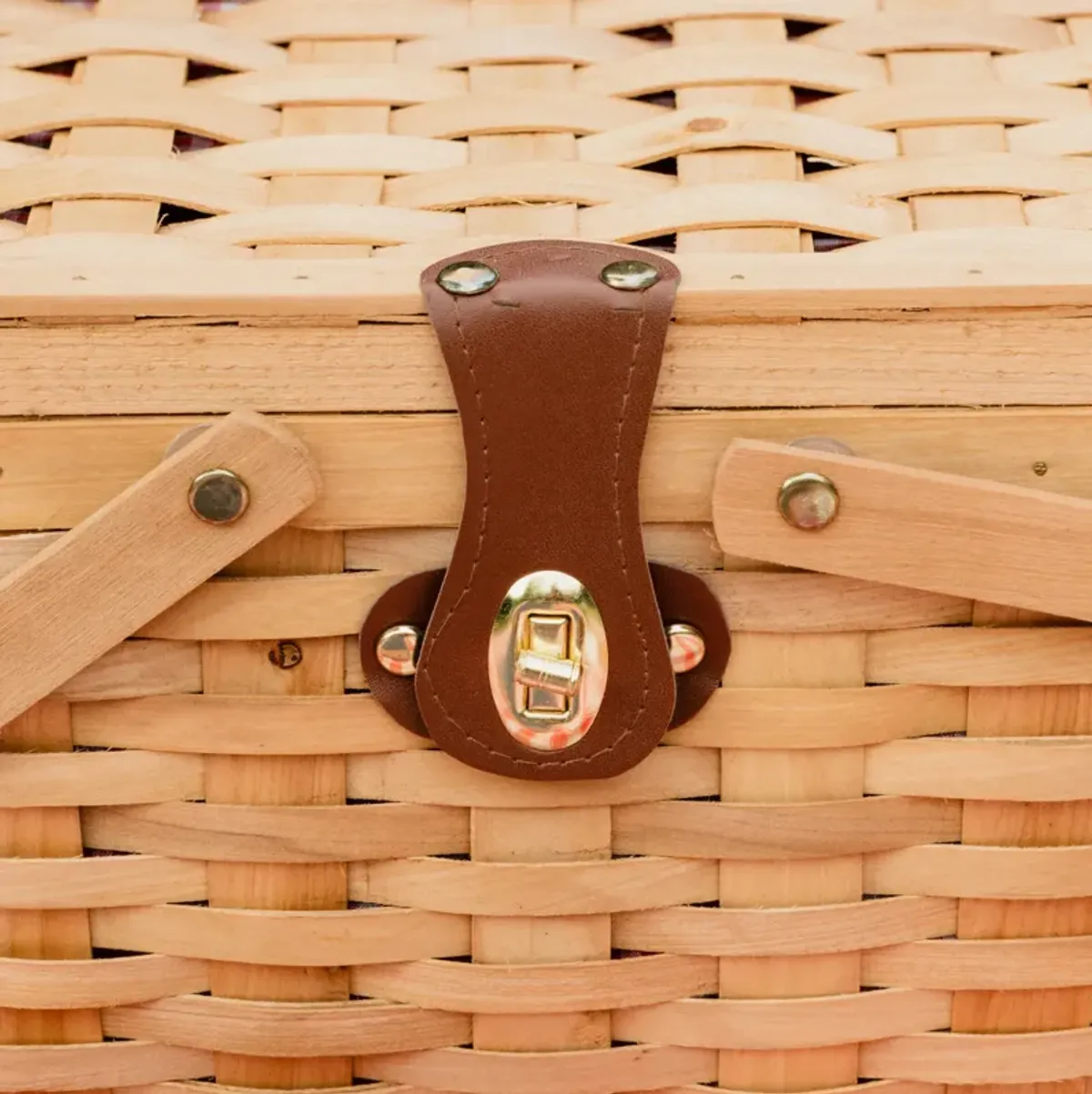 Gingham Lined Woodchip Picnic Basket With Lid and Movable Handles