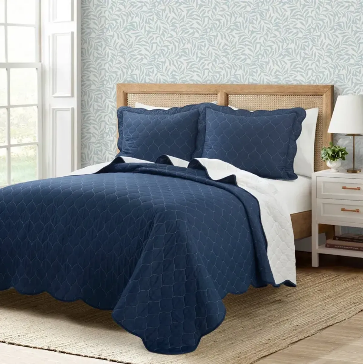 Reversible Lightweight Quilt Set with Scalloped Edge for Bedroom Decor
