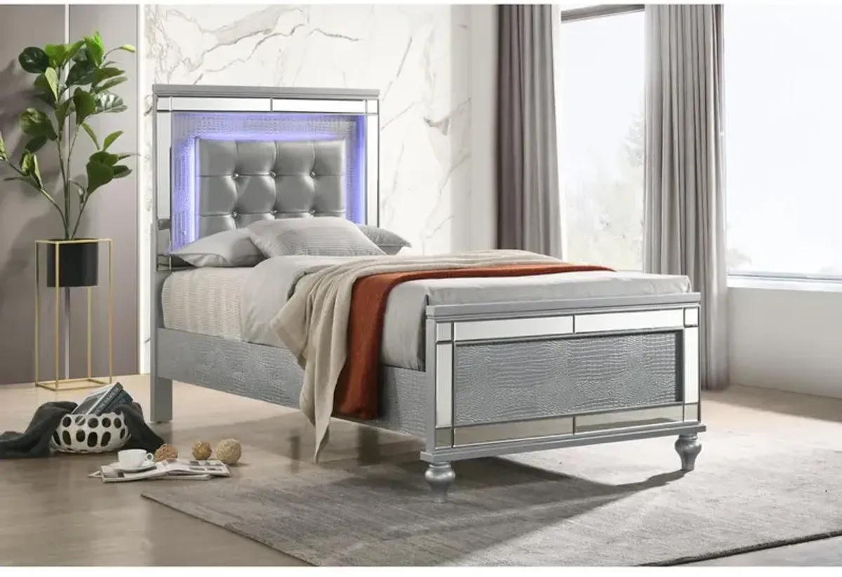 New Classic Furniture Furniture Contemporary Solid Wood 3/3 Twin Bed in Silver