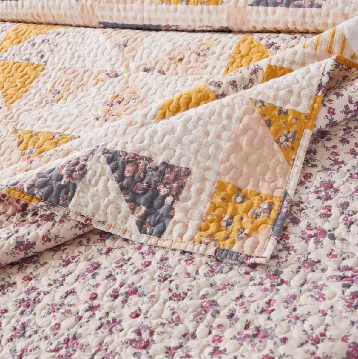 Jey 2pc XL Twin Quilt and Pillow Sham Set, Patchwork Pinwheel Print, Peach