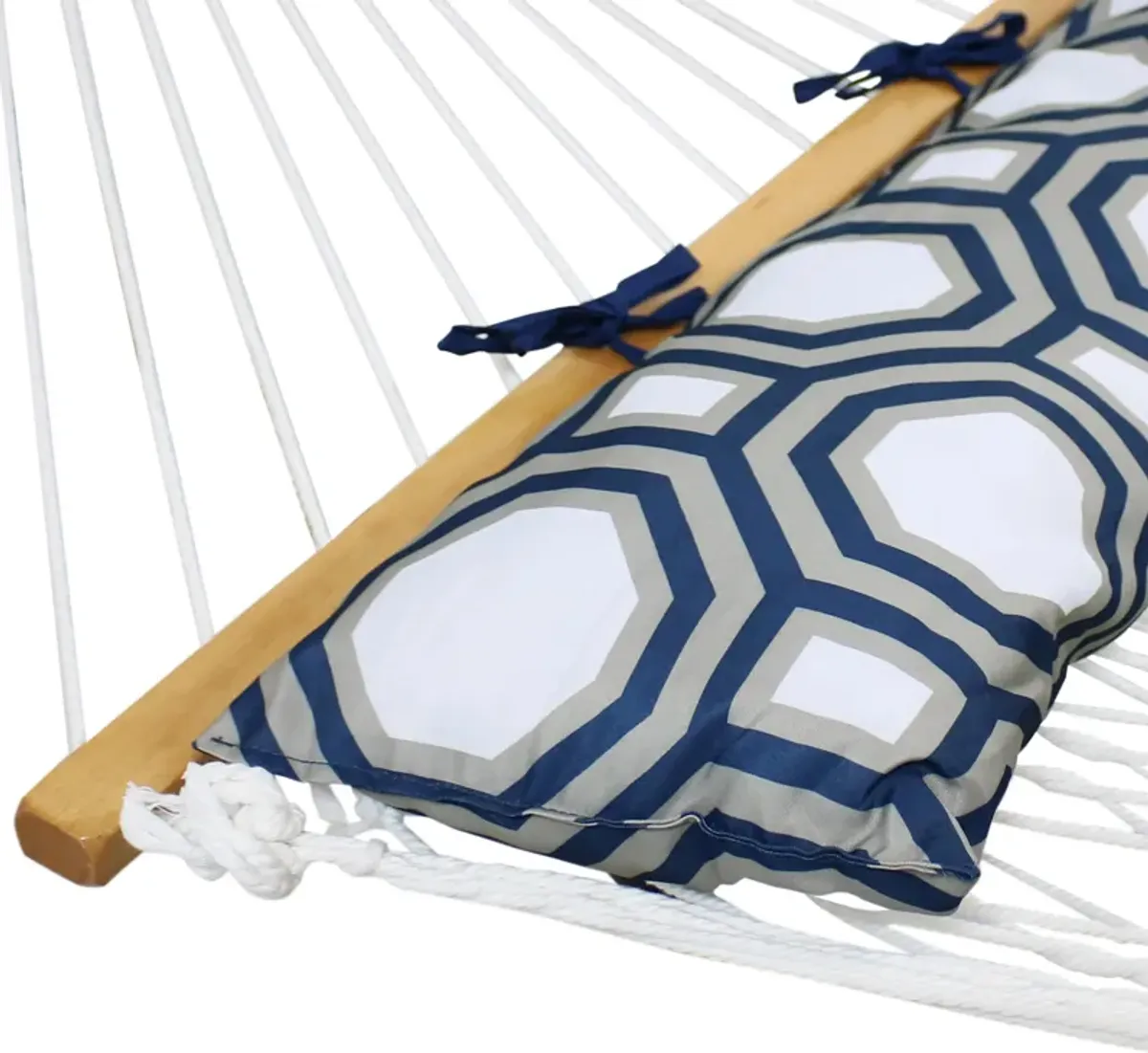 Sunnydaze Large Polyester Rope Hammock with Spreader Bar and Pillow - White