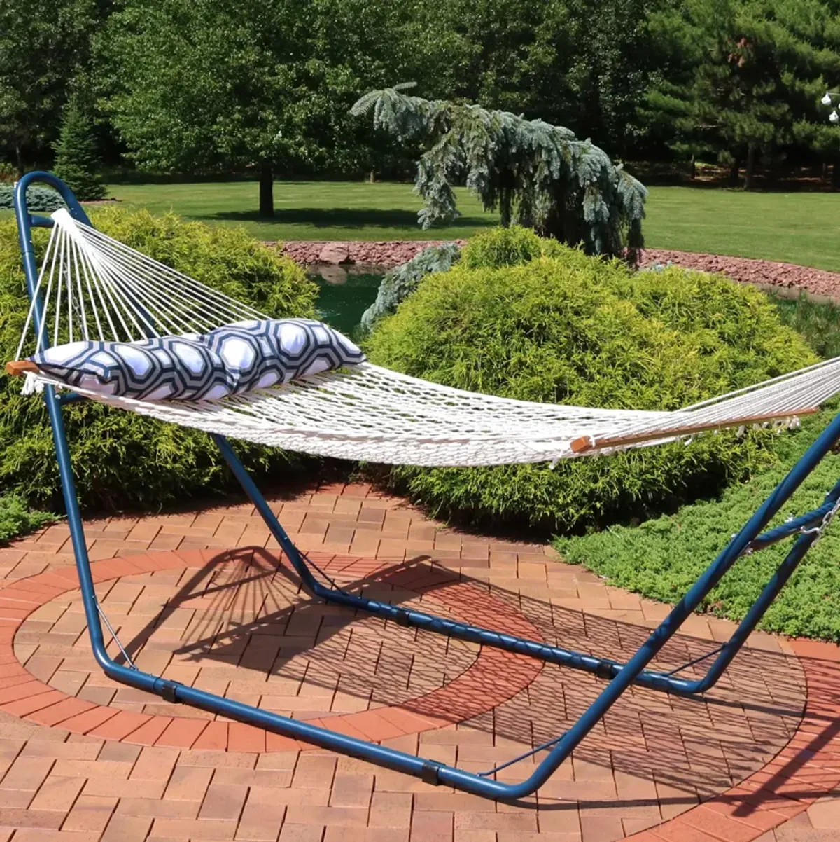 Sunnydaze Large Polyester Rope Hammock with Spreader Bar and Pillow - White