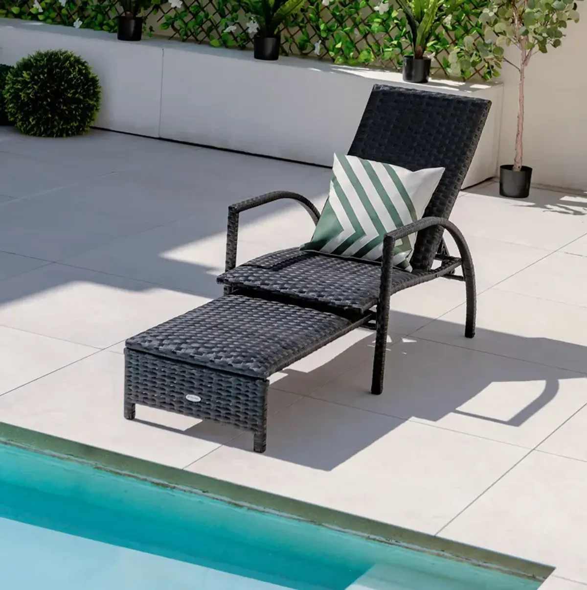 Patio Chaise Lounge Outdoor Rattan Lounge Chair with Retractable Ottoman