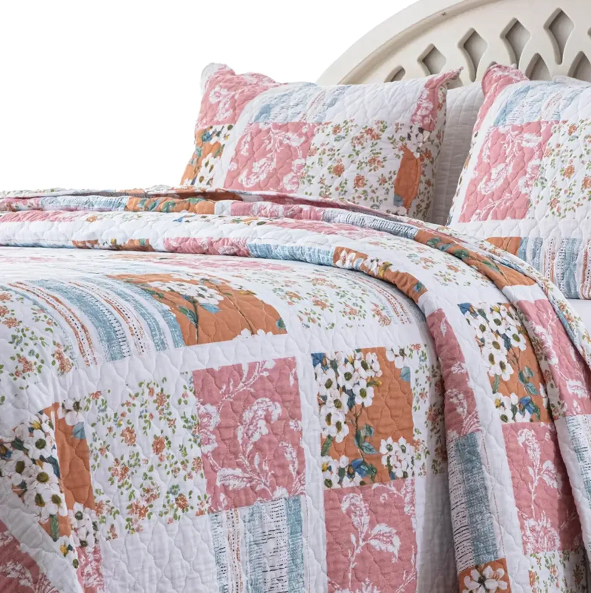 Vanie 3pc King Quilt Set, Pillow Shams, Scalloped, Blue White Pink Cotton