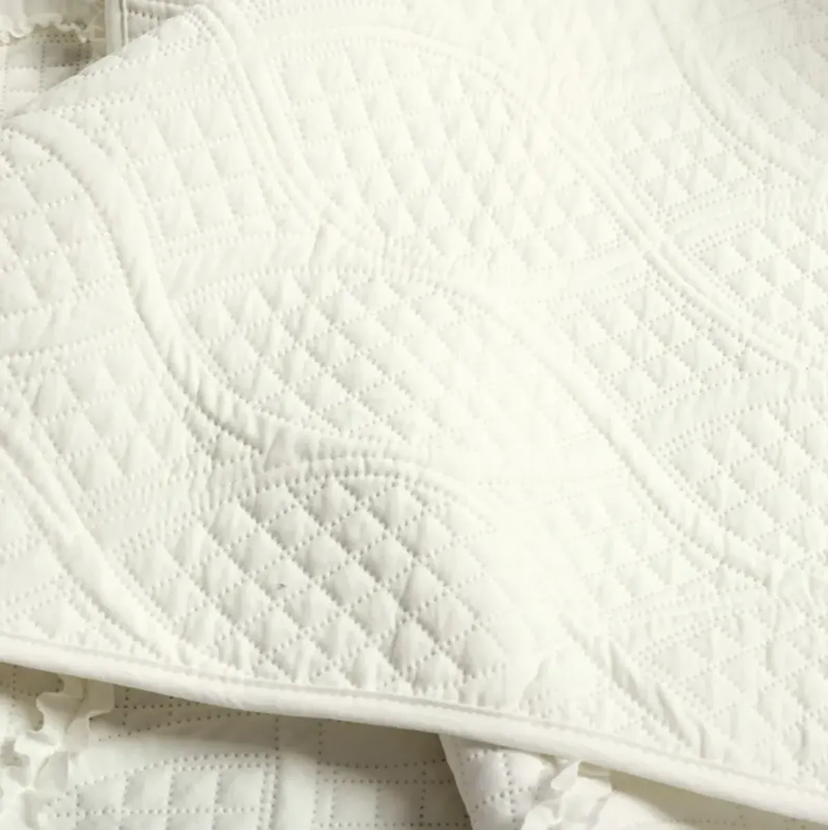 Avon Textured Ruffle Quilt 3Pc Set