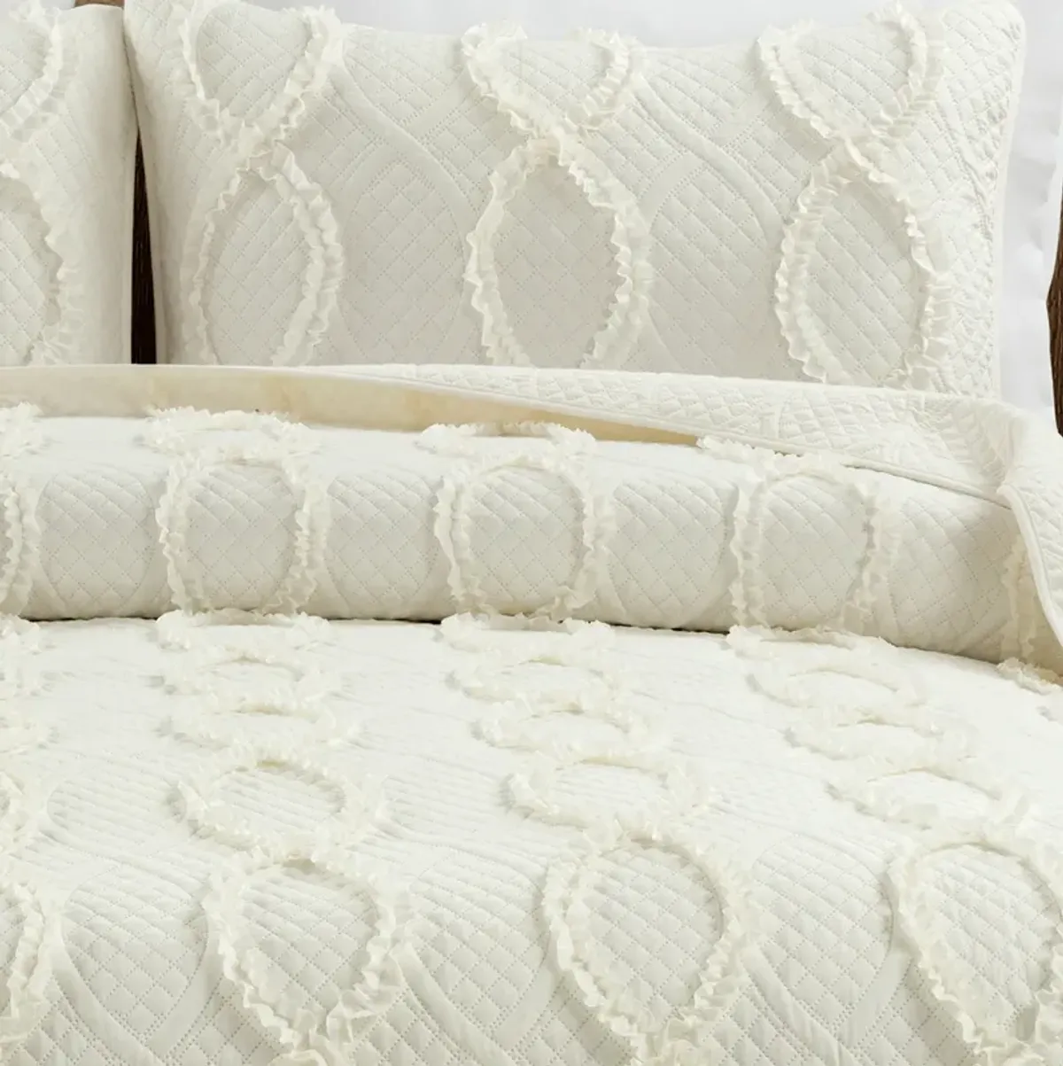 Avon Textured Ruffle Quilt 3Pc Set