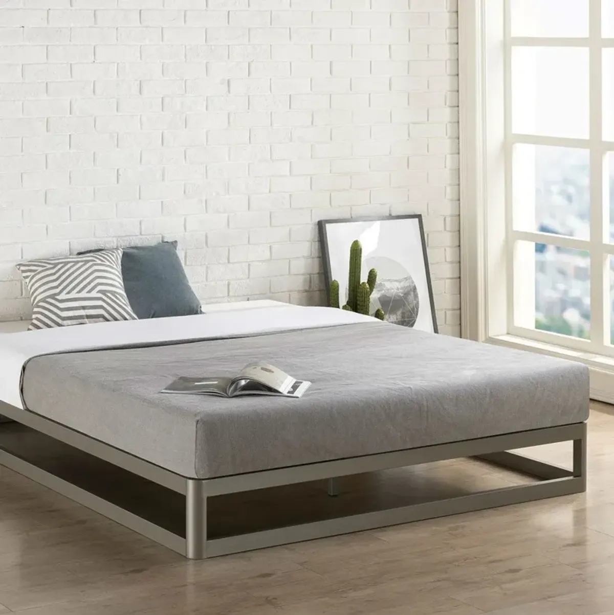 Hivvago King size Modern Low Profile Heavy Duty Metal Platform Bed Frame