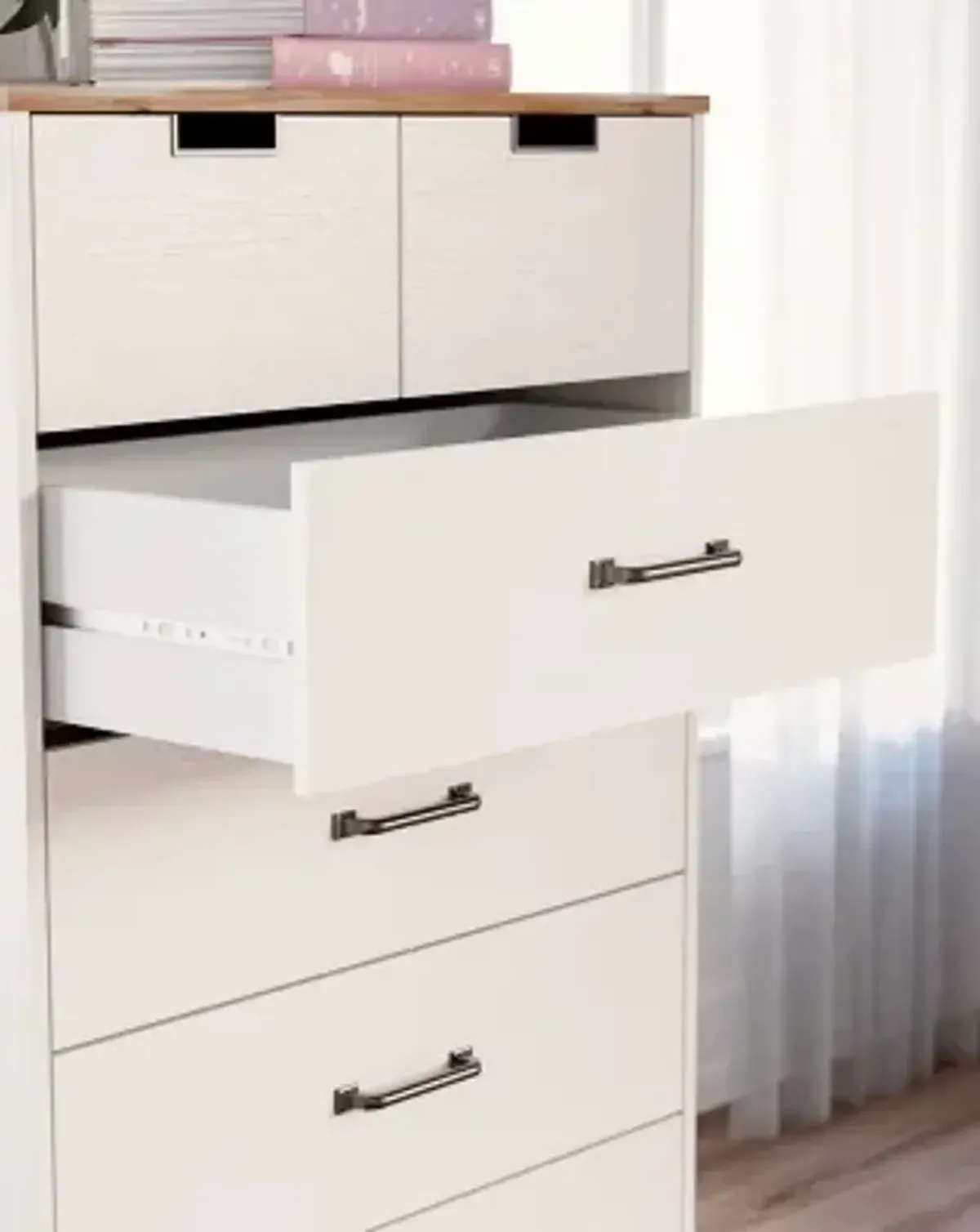 Vaibryn Chest of Drawers