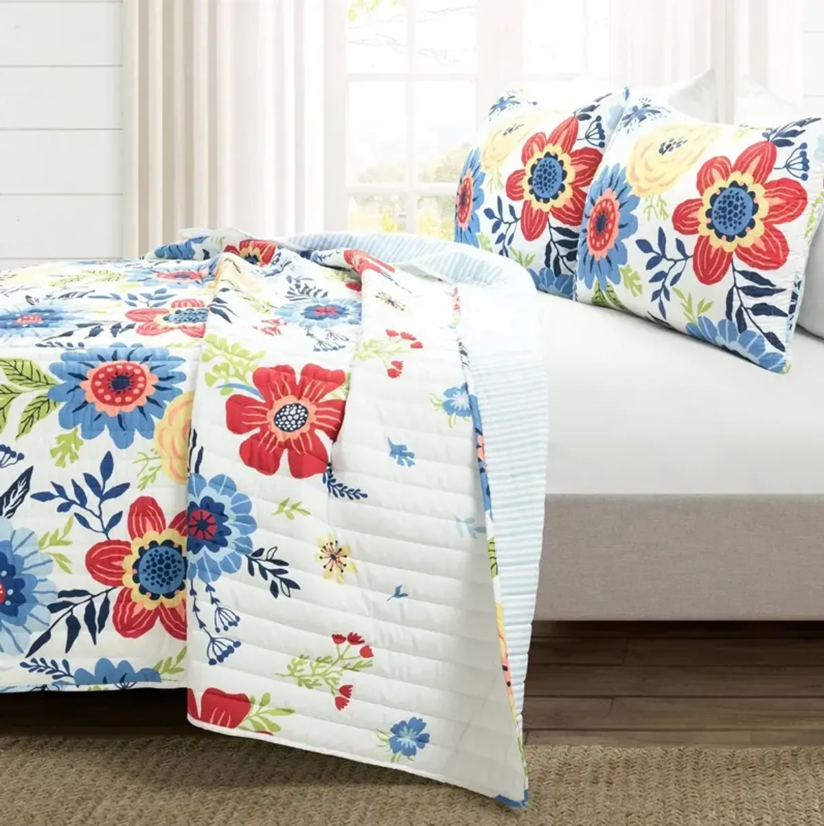 Lightweight Polyester Quilt Set – 3-Piece Coral Floral Bedding