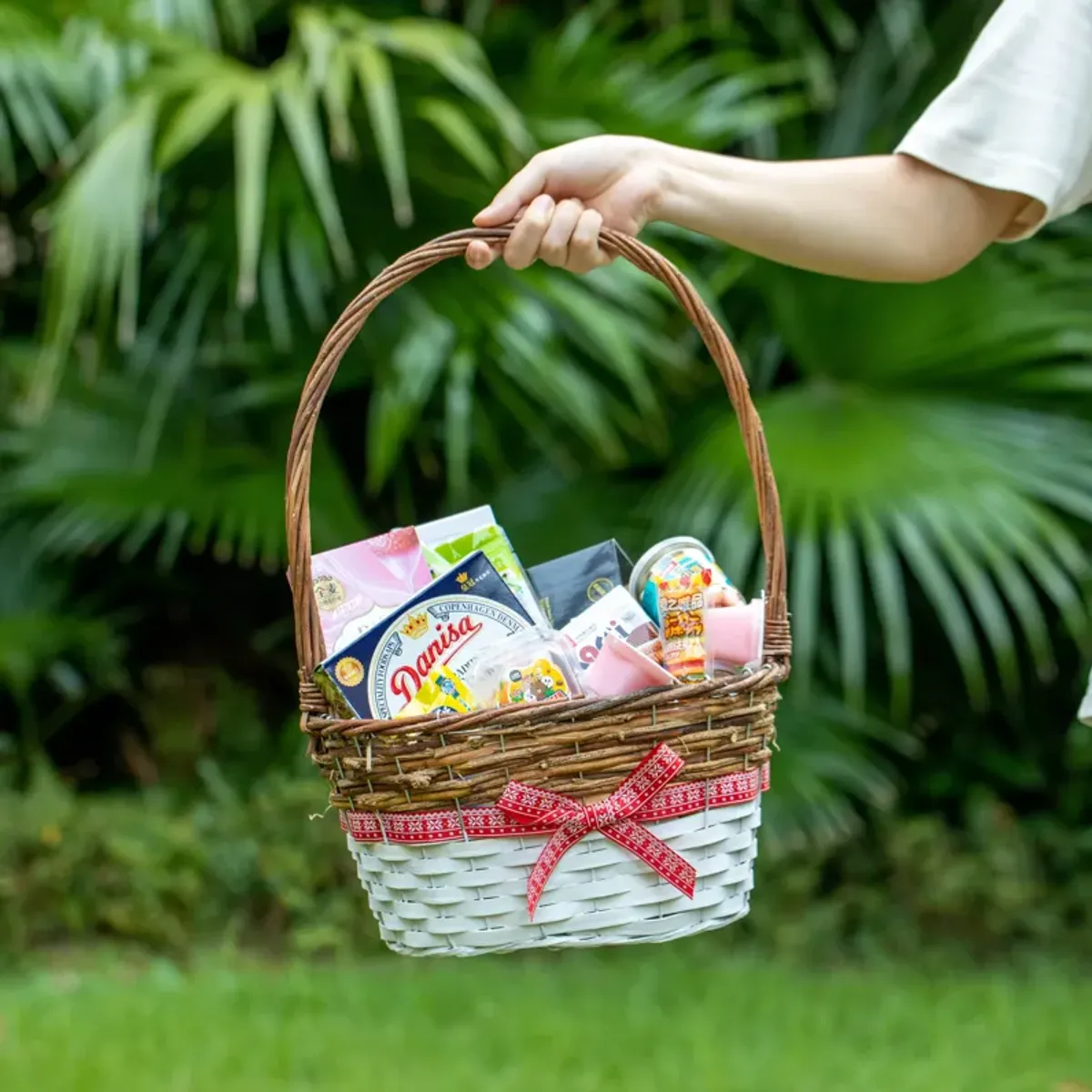 Wickerwise Set of 3 Rattan Woven Baskets with Handle and Plastic Lining, Sturdy and Stylish Picnic and Gift Baskets - Ideal as Fruit Basket, for Storing Picnic Accessories, Garden Items and Home Decor