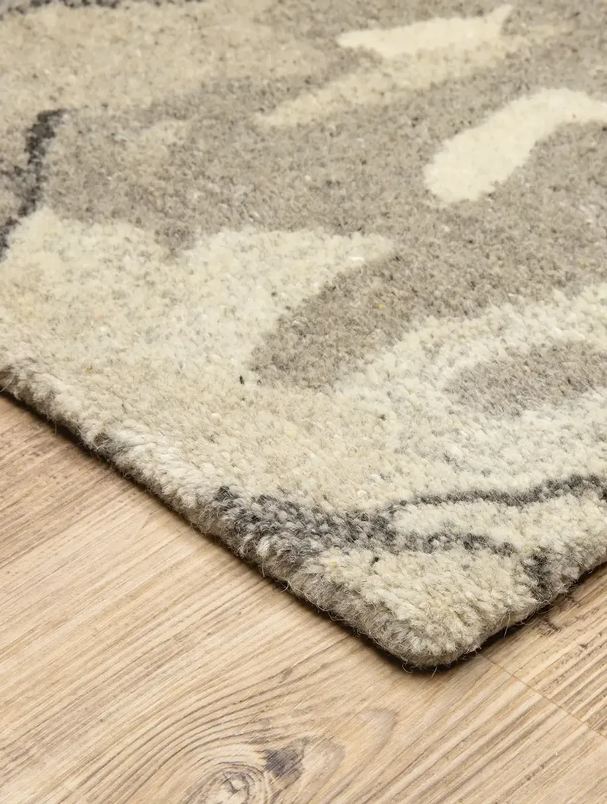 Anastasia 2'6" x 8' Beige Rug