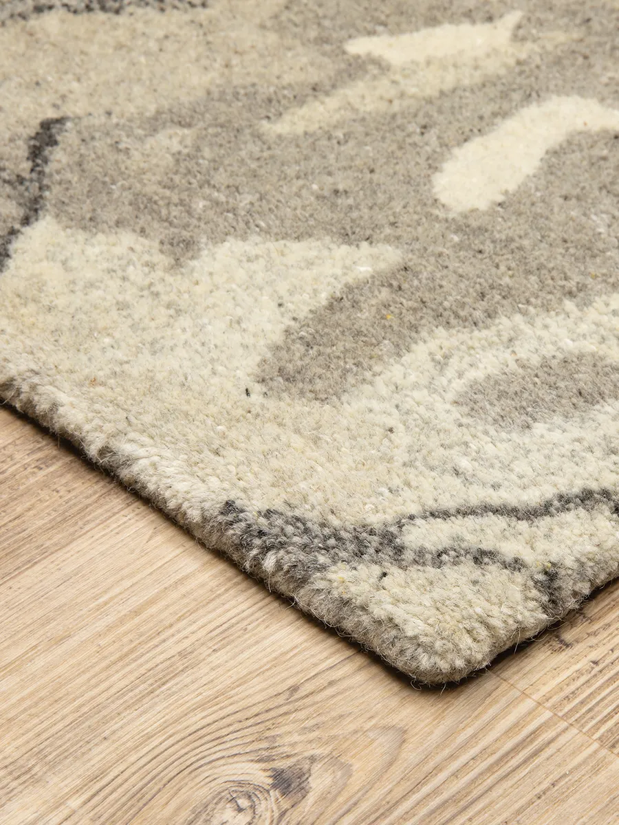 Anastasia 2'6" x 8' Beige Rug