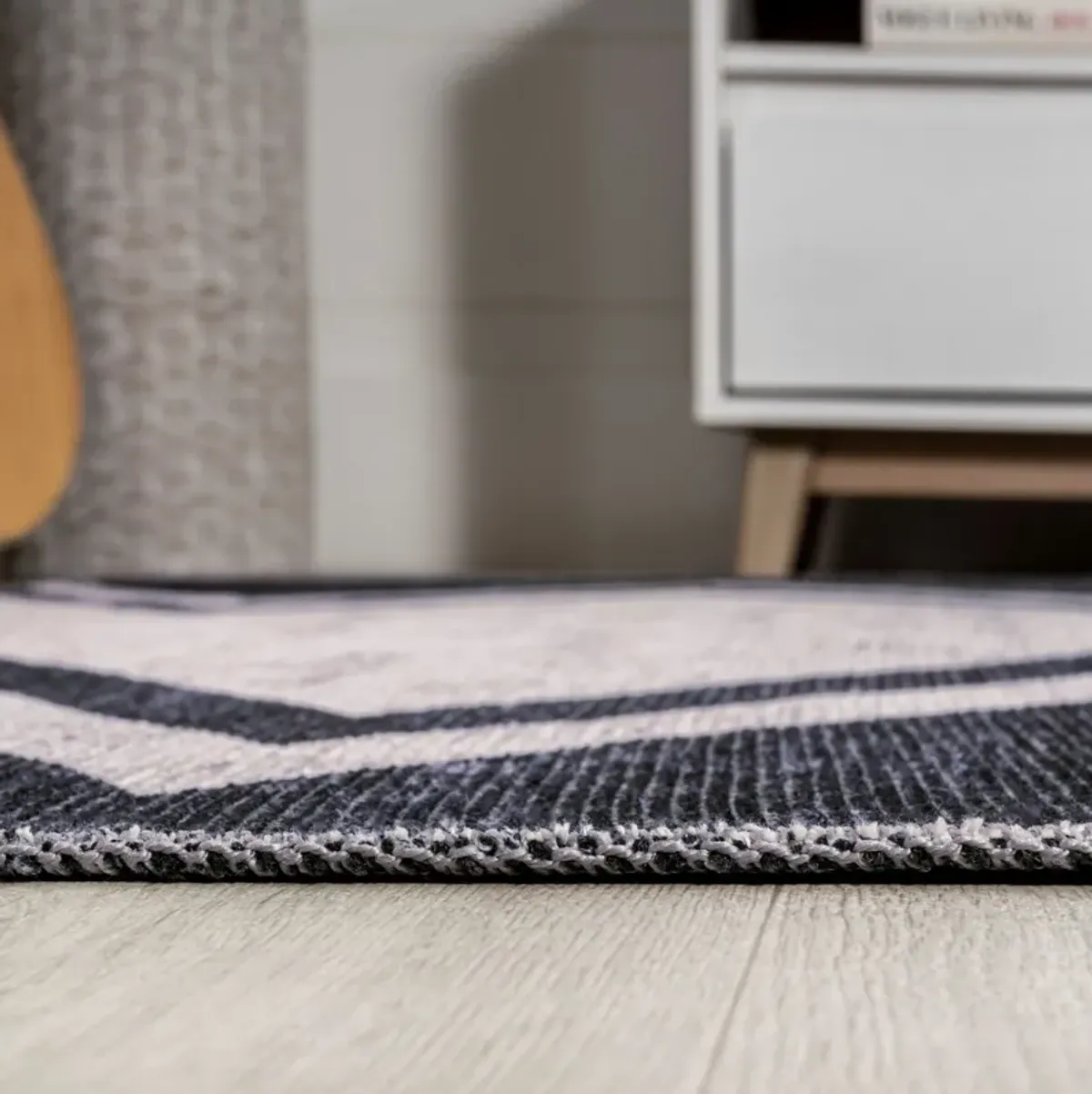 Siksak Modern Chevron Border Area Rug