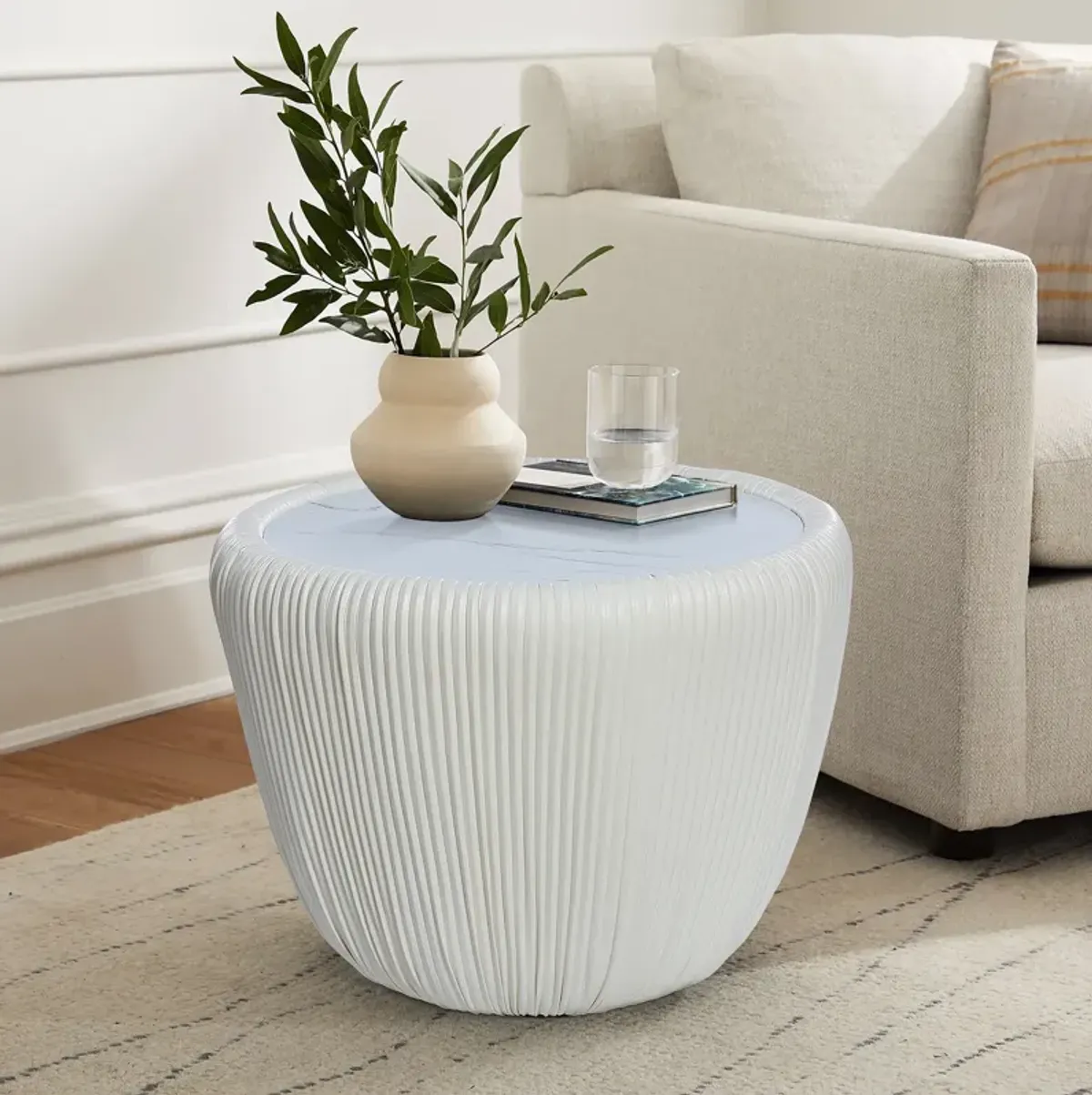 LuxenHome 15.8" H White Round Side Table