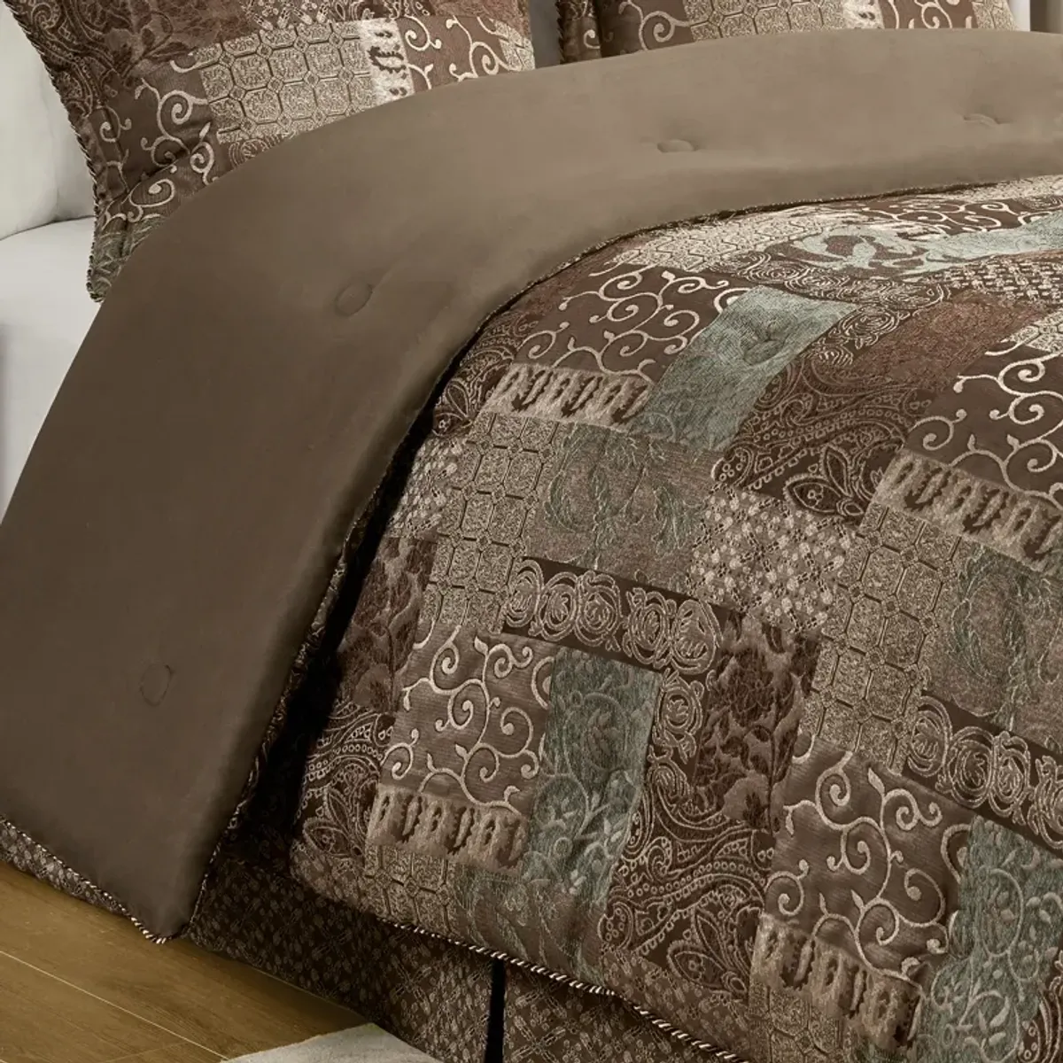 Gracie Mills Lange 4-Piece Patchwork Chenille Jaquard Comforter Set