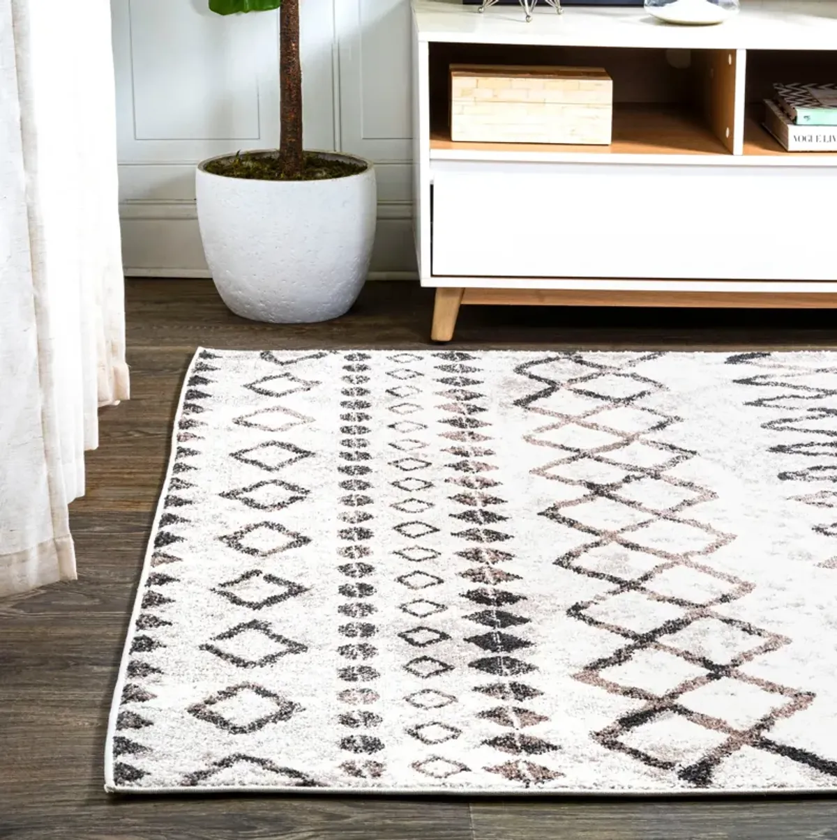 Aksil Moroccan Diamond Area Rug