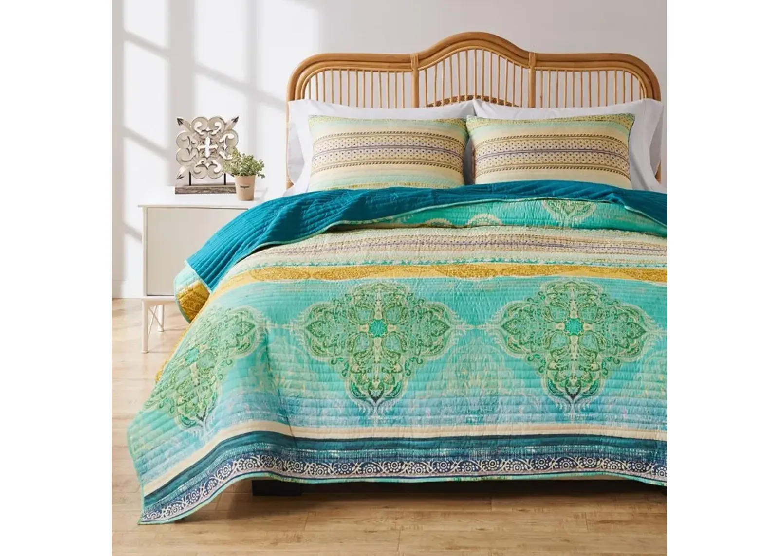 Greenland Home Aurora Reversible Quilt and Pillow Sham Set - 3-Piece - Full/Queen 90x90", Blue