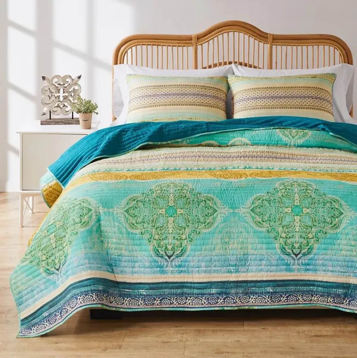 Greenland Home Aurora Reversible Quilt and Pillow Sham Set - 3-Piece - Full/Queen 90x90", Blue