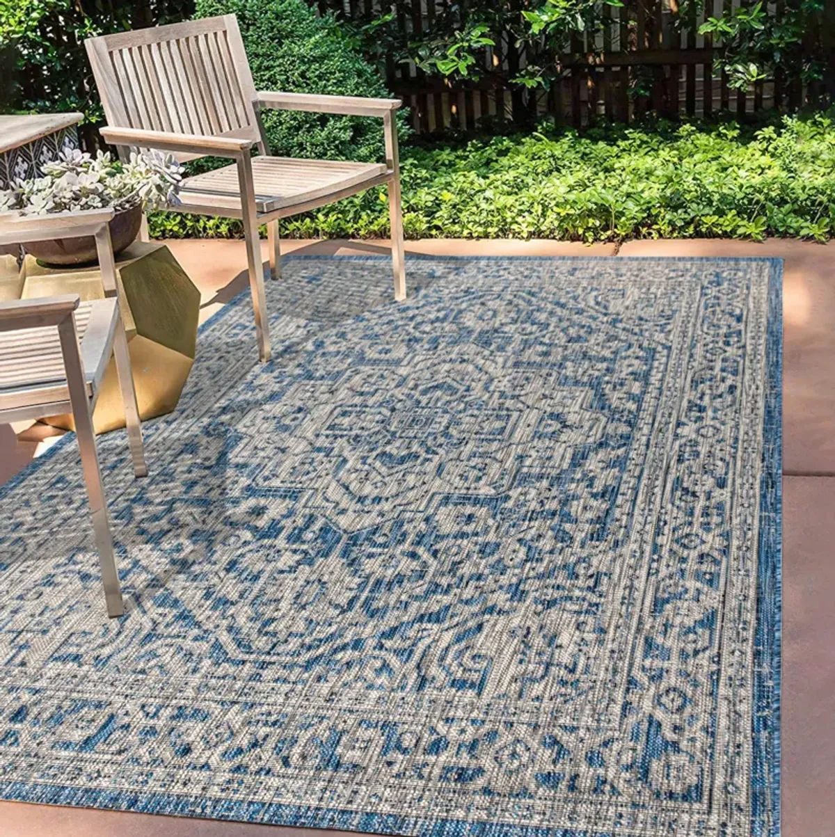 Sinjuri Medallion Textured Weave Indoor/Outdoor Area Rug