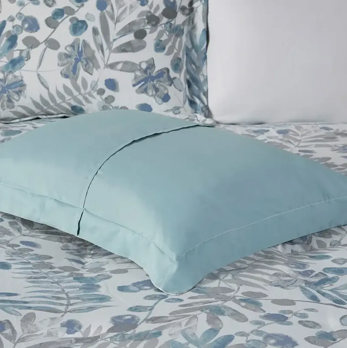 Gracie Mills Rice Coastal Bliss 5-Piece Seersucker Comforter Ensemble with Coordinating Throw Pillows