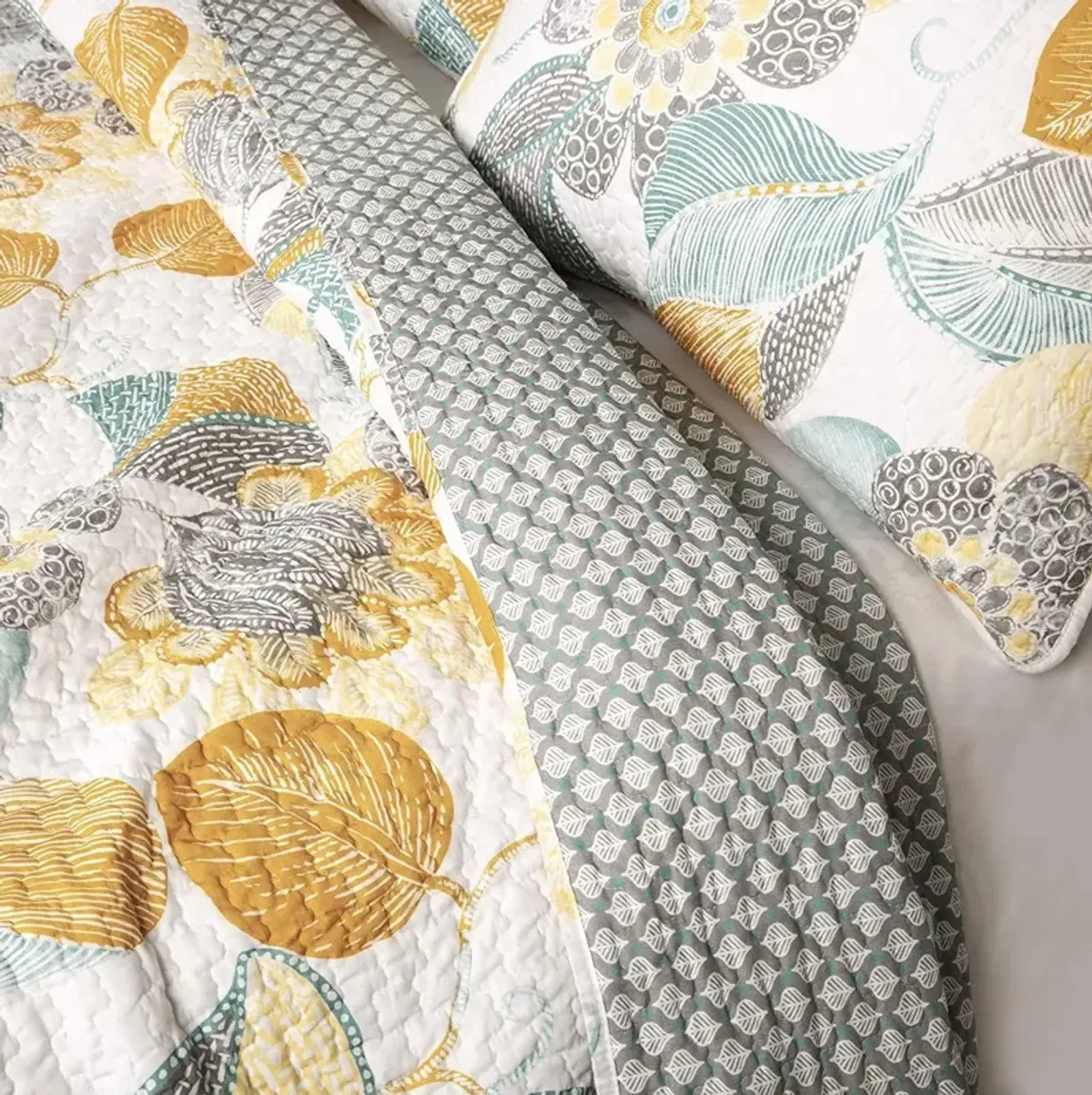 QuikFurn 3 Piece Reversible Yellow Grey Floral Cotton Quilt Set in King Size