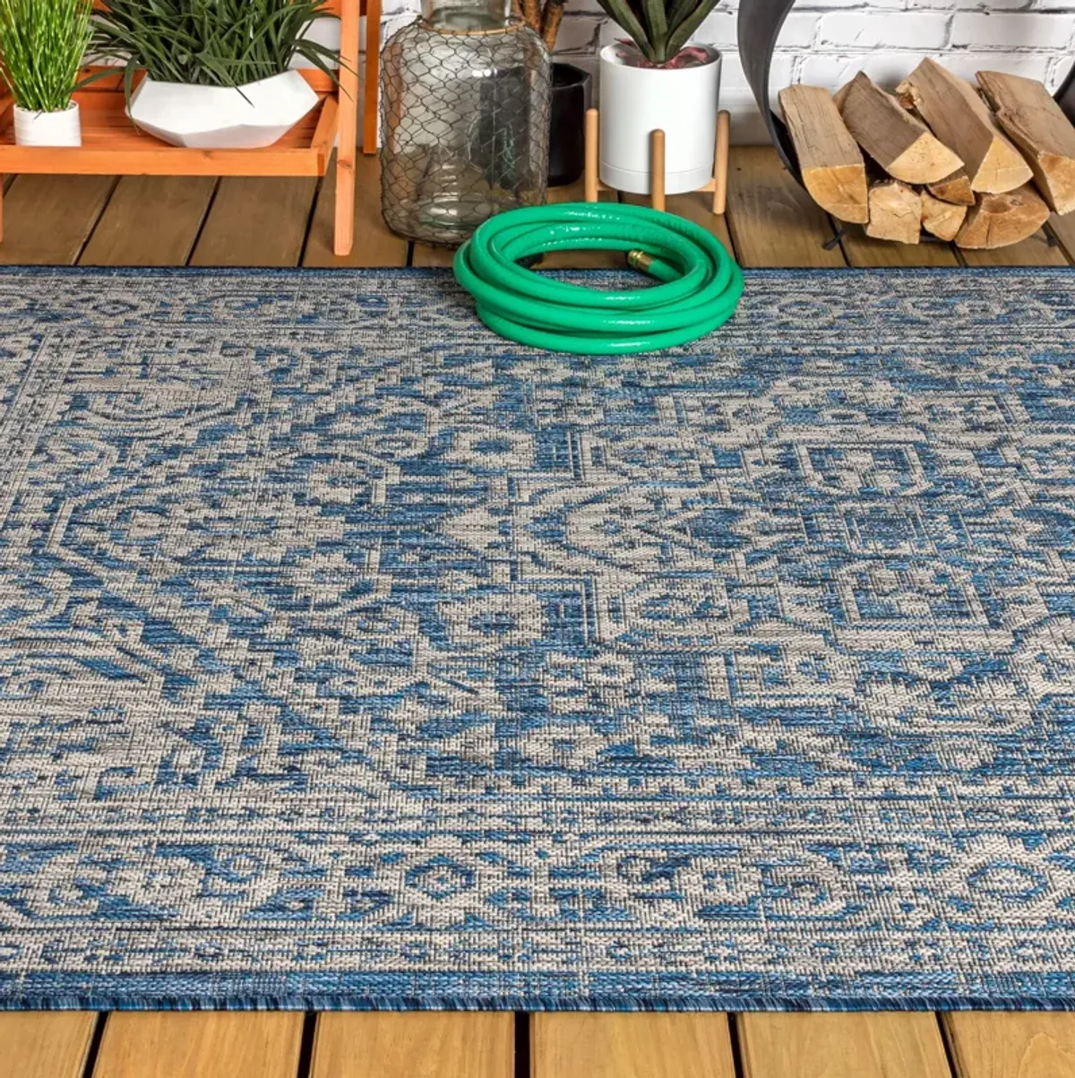 Sinjuri Medallion Textured Weave Indoor/Outdoor Area Rug