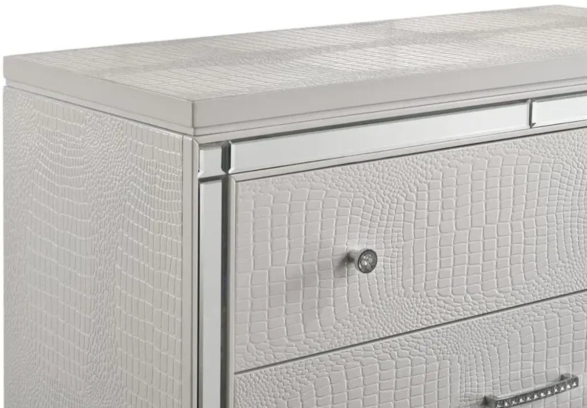 New Classic Furniture Furniture Modern Style Solid Wood Chest in White Finish