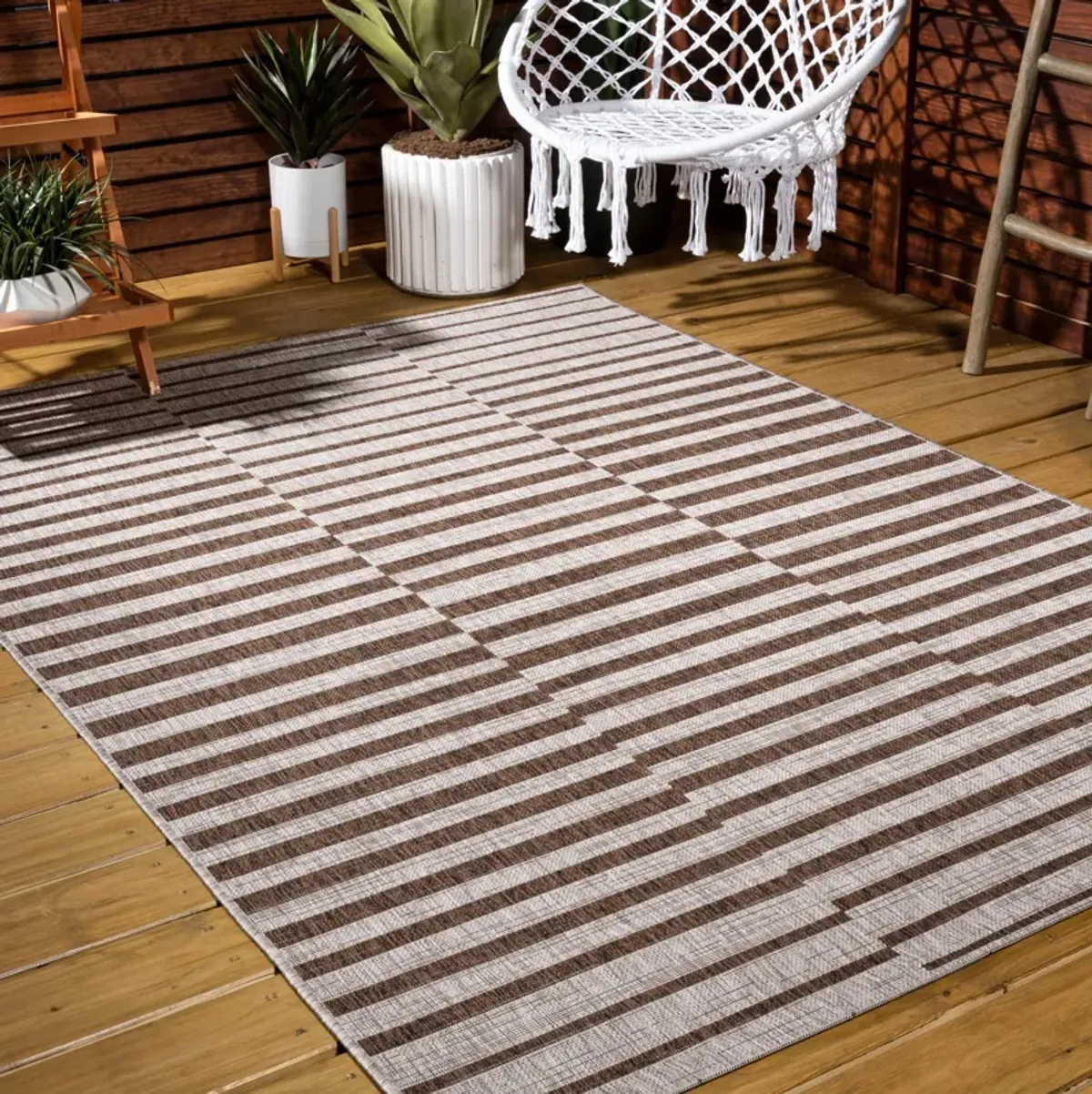 Sukie Modern Offset Stripe Indoor/Outdoor Area Rug