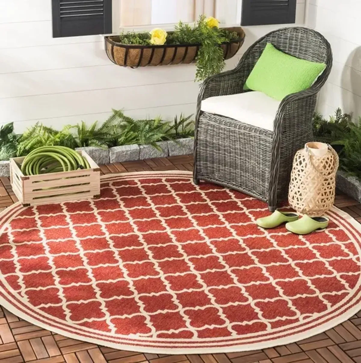 Safavieh BEACH HOUSE Collection BHS121Q-6R Red / Creme 6'-7" X 6'-7" Round